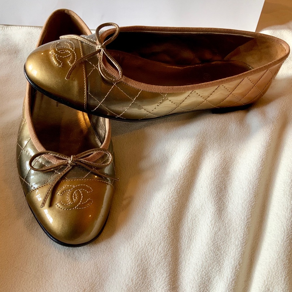 Unique, gold ombré Chanel flats